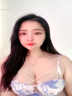 #龙龙_颜值高极品巨乳美女主播，撩下衣服摇动美乳揉捏给狼友看的!